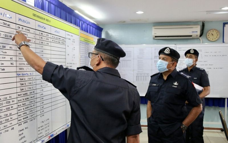 Datuk Ayob Khan Mydin Pitchay (second from left) being briefed on the enhanced movement control order on the two villages in Simpang Renggam during his visit today. u00e2u20acu201d Picture courtesy of the Johor Police