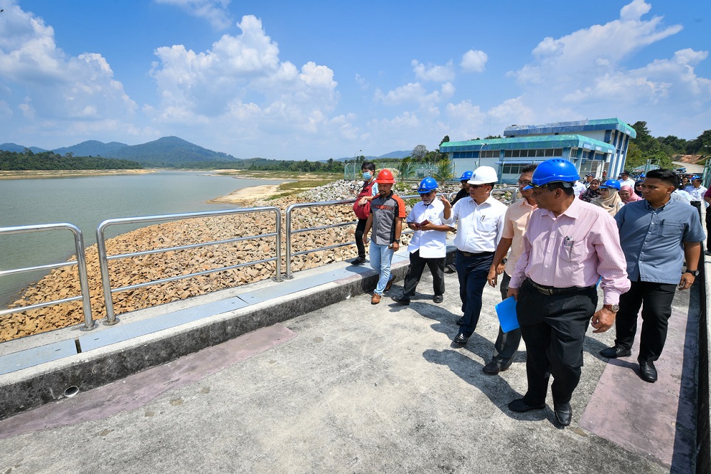 Melaka Chief Minister Datuk Sulaiman Md Ali (centre) during a site visit to the Jus Dam in Jasin march 11, 2020. u00e2u20acu201d Bernama pic