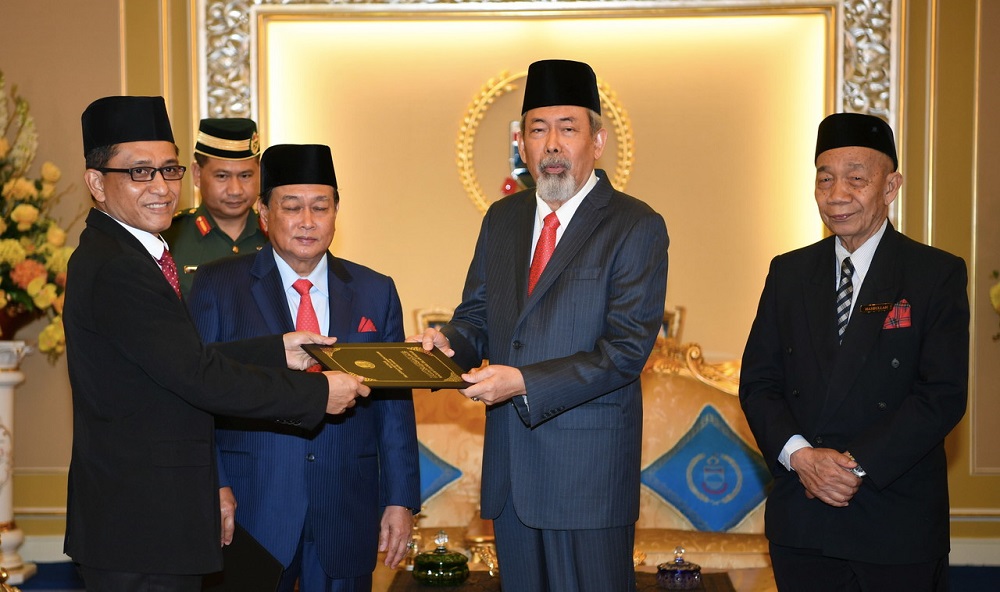 Yang Di-Pertua Negeri of Sabah Tun Juhar Mahiruddin (second right)presents the letter of appointment to the State Starie Chief Judge Alidin @ Ahmad Din Othman (left) at Kota Kinabalu March 16, 2020. u00e2u20acu201d Bernama pic