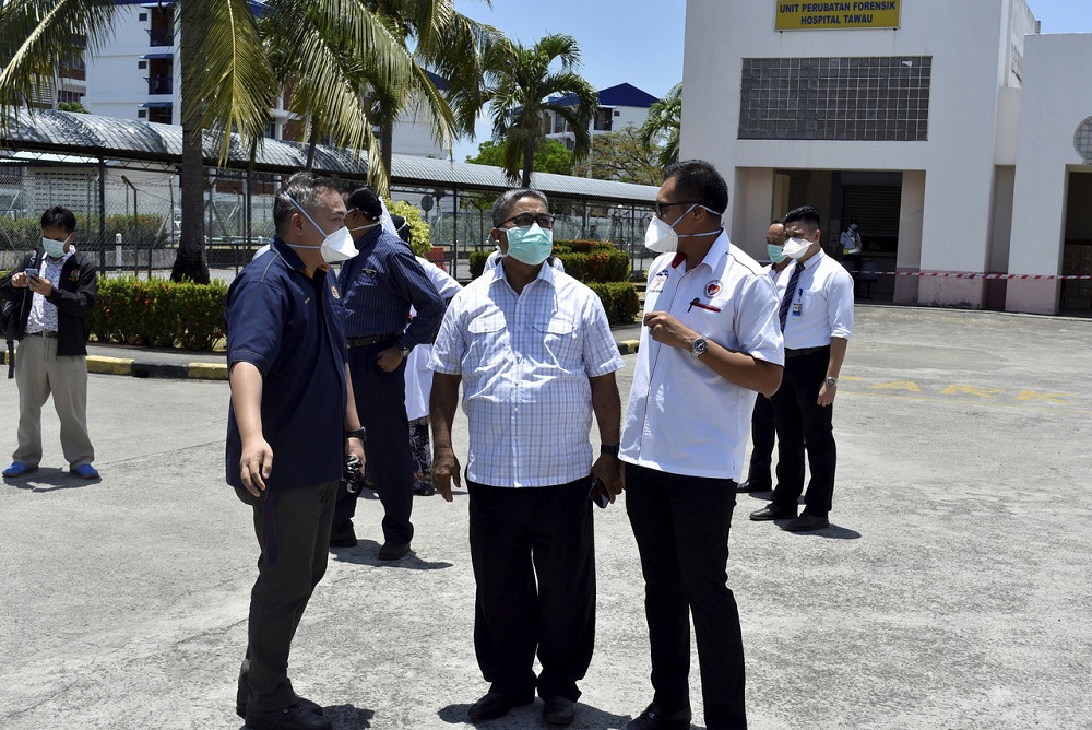 Sabah Deputy Health Minister II Aaron Ago Dagang (centre) during a visit to the Tawau Hospital March 16, 2020. u00e2u20acu201d Bernama pic