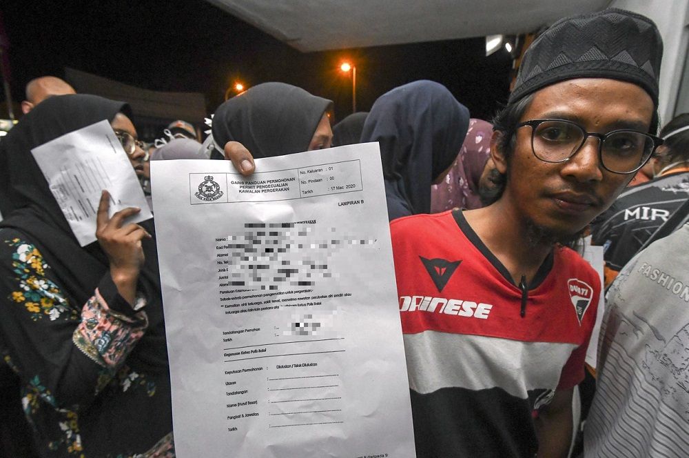 The IGP's announcement has triggered hordes of people who crowded police stations and district headquarters in an attempt to obtain permission to travel beyond state boundaries during the shutdown.  — Bernama pic