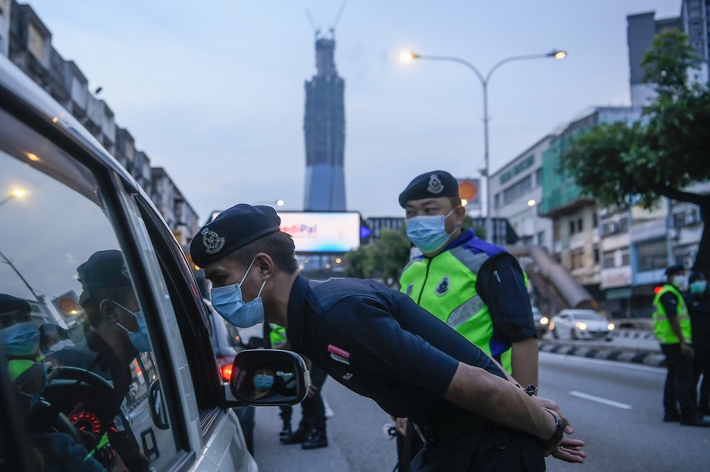 Police personnel conduct a check during a roadblock at Jalan Loke Yew in Kuala Lumpur March 19, 2020. u00e2u20acu201d Bernama pic