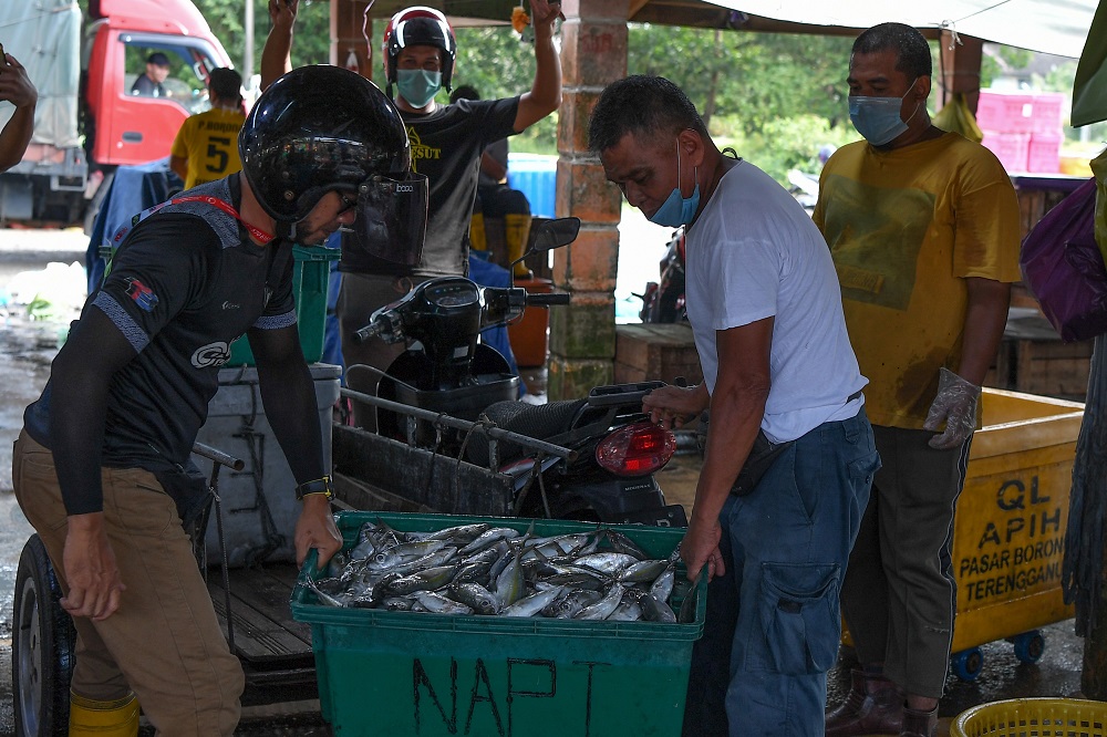 People shopping at the Gong Pauh wholesale wet market in Kuala Terengganu March 22, 2020. u00e2u20acu201d Bernama pic