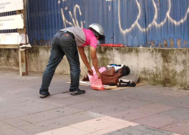 An act of kindness praised by all. u00e2u20acu201d Picture via Facebook/WeareMalaysians  