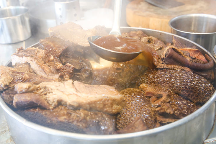 It is not often you get braised flavourful beef innards like honeycomb tripe, omasum, lung and so forth