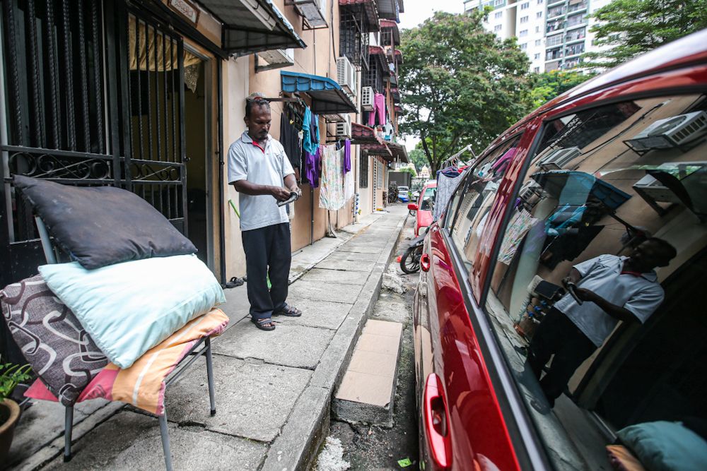 Taxi driver Mohamad Rashid Mohd Haniff speaks to Malay Mail during an interview at the Puteri Laksamana low-cost apartment blocks in Batu Caves March 20, 2020. — Picture by Hari Anggara