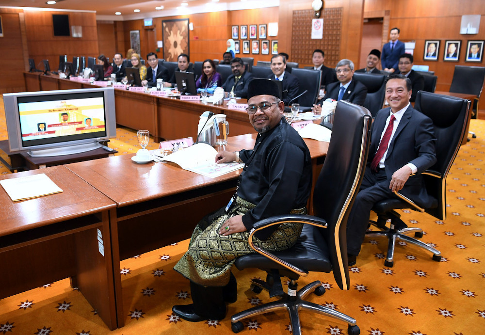 Plantation Industries and Commodities Minister Datuk Mohd Khairuddin Aman Razali and his deputy Datuk Seri Wee Jeck Seng attend a briefing in Putrajaya March 10, 2020. u00e2u20acu201d Bernama pic 