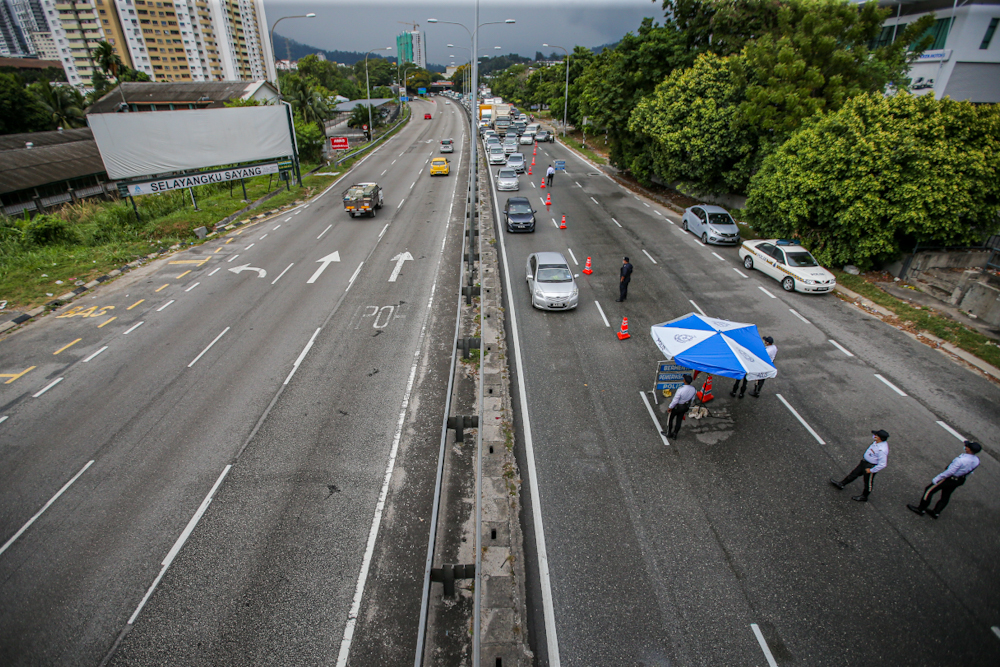 Traffic police inspect vehicles at a roadblock on Jalan Selayang towards the city centre March 21, 2020. u00e2u20acu201d Picture by Hari Anggara
