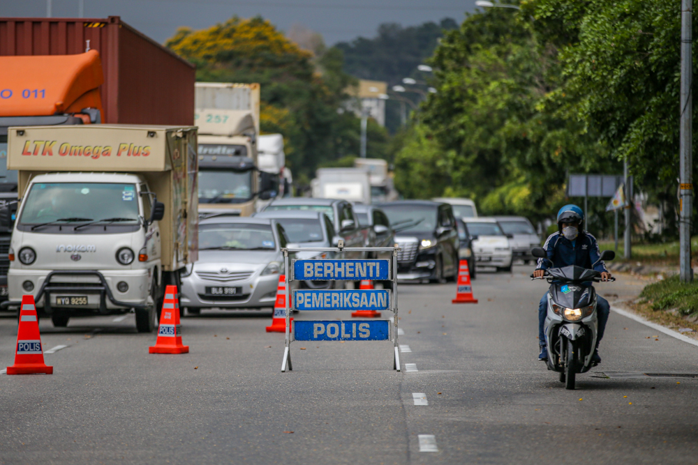 Traffic police inspect vehicles at a roadblock on Jalan Selayang towards the city centre March 21, 2020. u00e2u20acu201d Picture by Hari Anggara