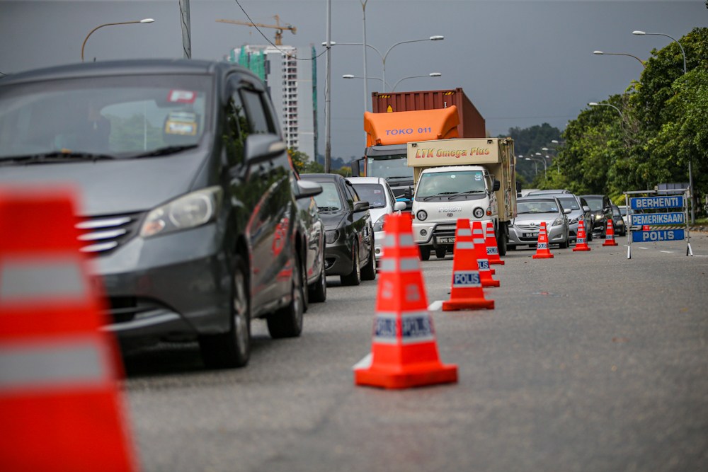 Traffic police inspect vehicles at a roadblock on Jalan Selayang towards the city centre March 21, 2020. u00e2u20acu201d Picture by Hari Anggara