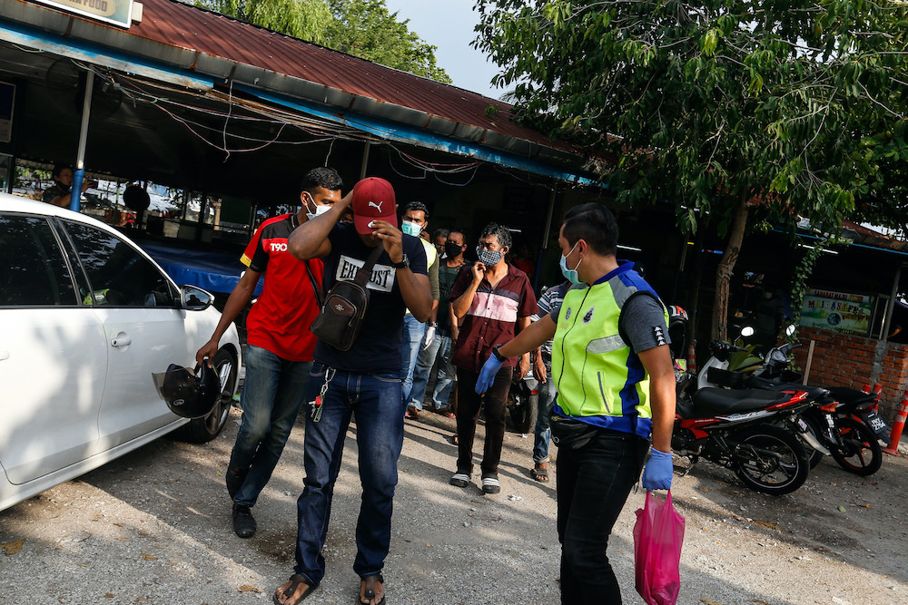 Police arrest youths who violate the movement control order in Jelutong, Penang, March 28, 2020. u00e2u20acu201d Picture by Sayuti Zainudi nn