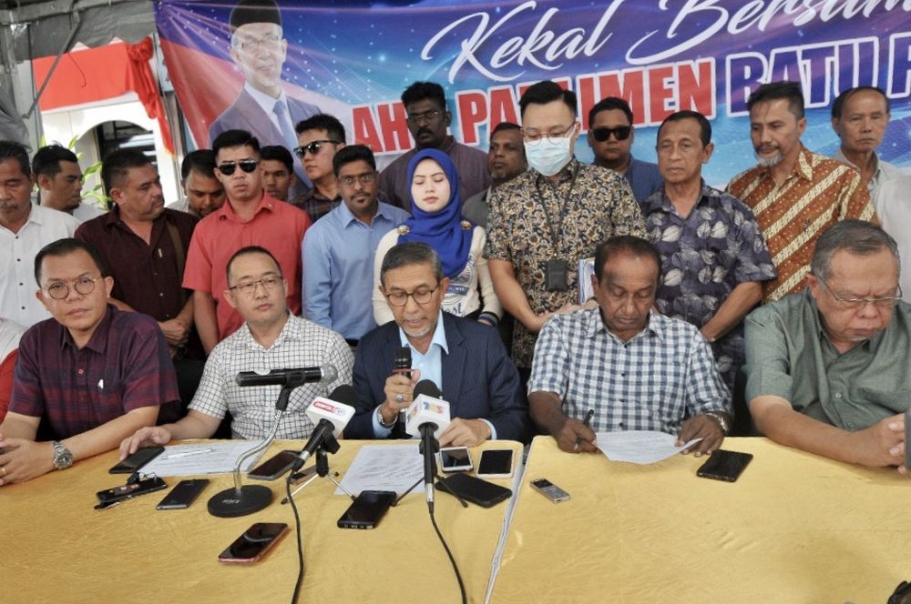 Batu Pahat MP Datuk Rashid Hasnon (centre) said his decision back Perikatan Nasional was made in the interest of his constituents. u00e2u20acu201d Picture by Ben Tan