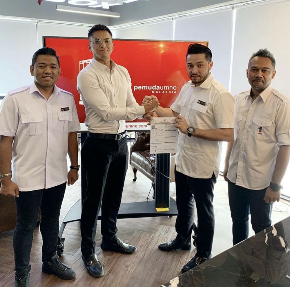 Syed Abdullah (second from left), the elder brother to Bersatu Youth chief Syed Saddiq Abdul Rahman, is pictured submitting his Umo membership application form. u00e2u20acu201d Picture via Facebook