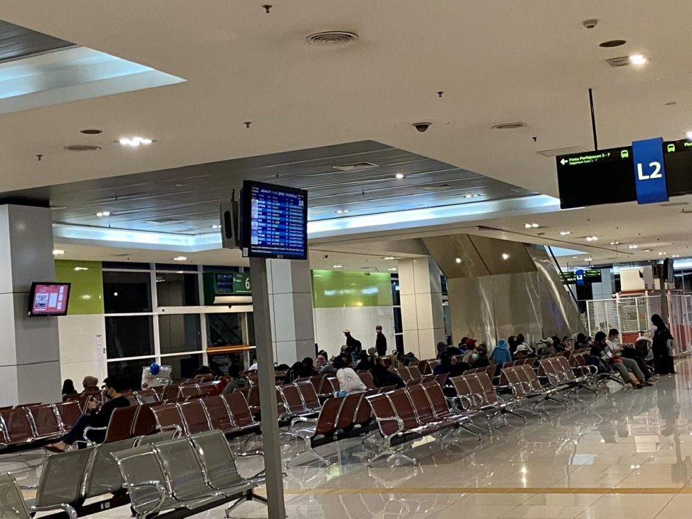 Despite it being past midnight, many were still waiting to board the last bus to their destination last night. — Picture by Ben Tan