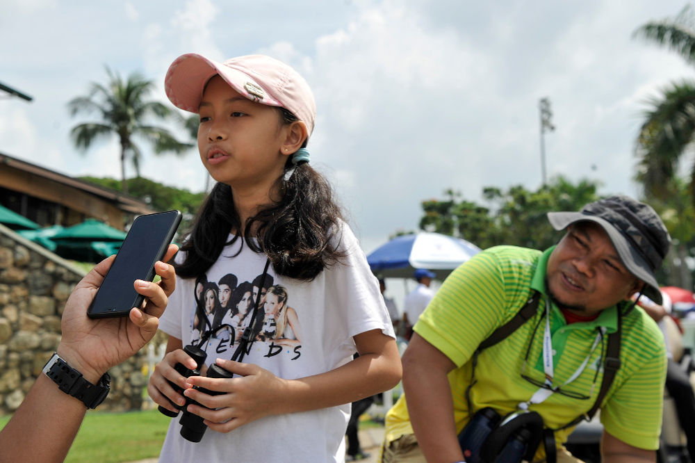 Nur Fyazara and her brother are rooting for Andrew Dodt to take home the tournament trophy today. — Picture by Shafwan Zaidon