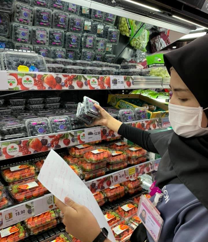 One of the personal shoppers at work at AEON Taman Maluri. u00e2u20acu2022 Picture via Facebook/AEON Taman Maluri Shopping Centre  