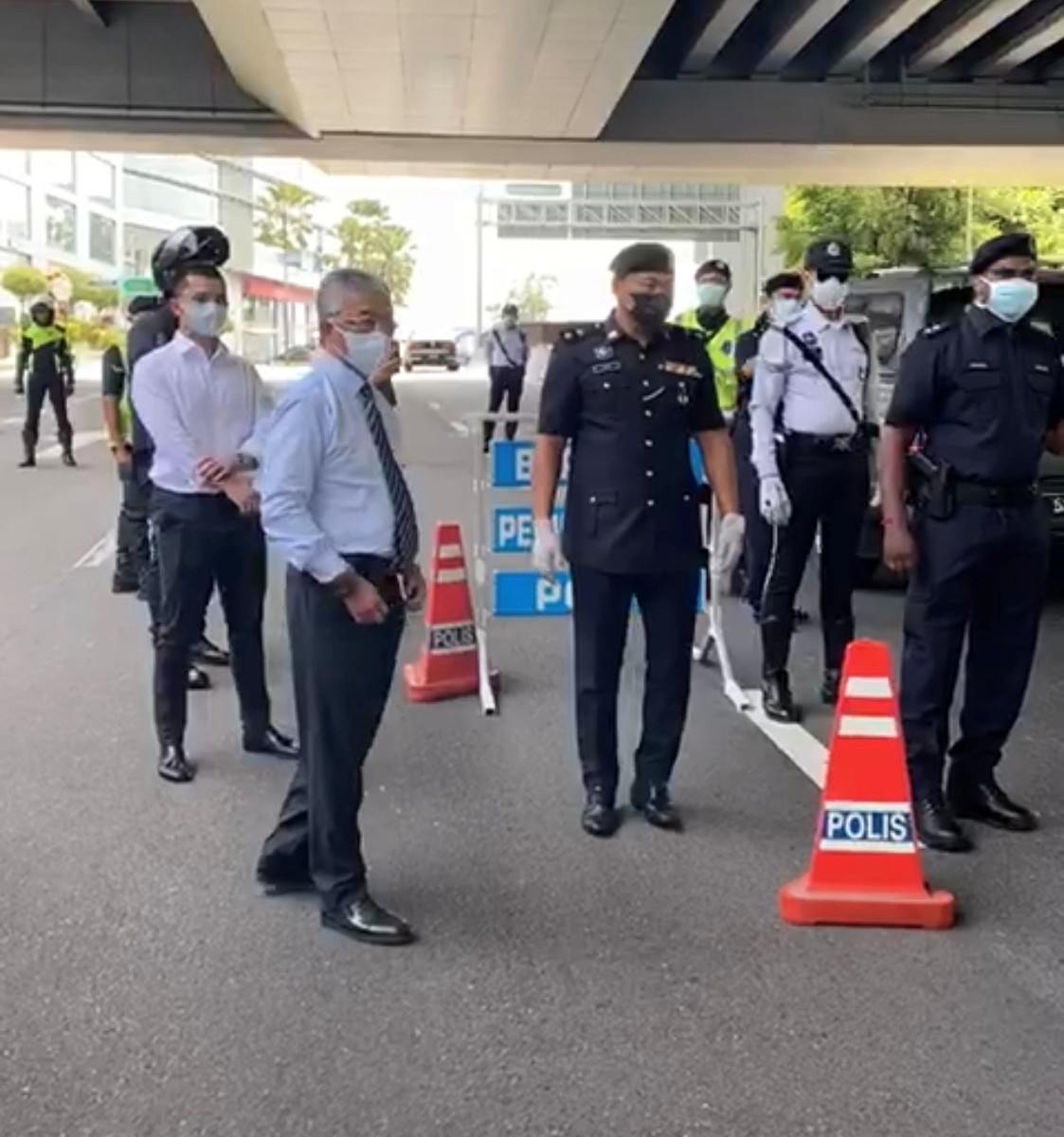 Yang di-Pertuan Agong Al-Sultan Abdullah Riu00e2u20acu2122ayatuddin Al-Mustafa Billah Shah mencemar duli menyertai sekatan jalan raya susulan Perintah Kawalan Pergerakan. u00e2u20acu2022 Foto tangkap layar WhatsApp