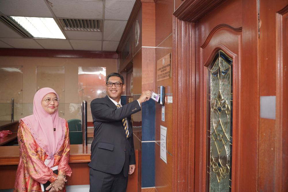Datuk Seri Ahmad Faizal Azumu clocks in on his first day as Perak Mentri Besar at the State Secretariat Building in Ipoh March 17, 2020. u00e2u20acu201d Picture courtesy of the Perak Mentri Besaru00e2u20acu2122s Office