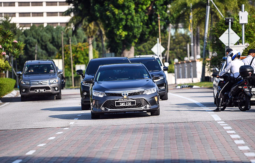 A vehicle ferrying Perak Mentri Besar Datuk Seri Ahmad Faizal Azumu arrives at Istana Kinta in Ipoh March 10, 2020. u00e2u20acu201d Picture by Choo Choy May