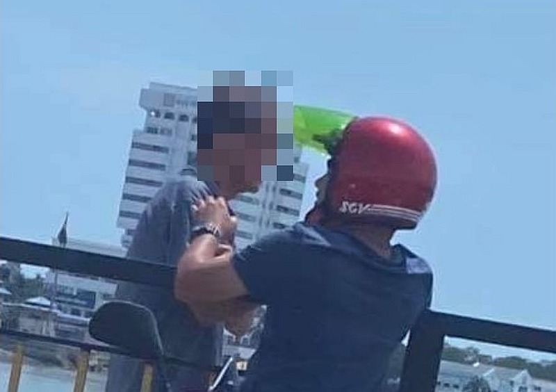 A motorcyclist offered words of support and held onto the elderly man to prevent him from jumping off the bridge. u00e2u20acu201d Picture from Facebook/ngai.alvin