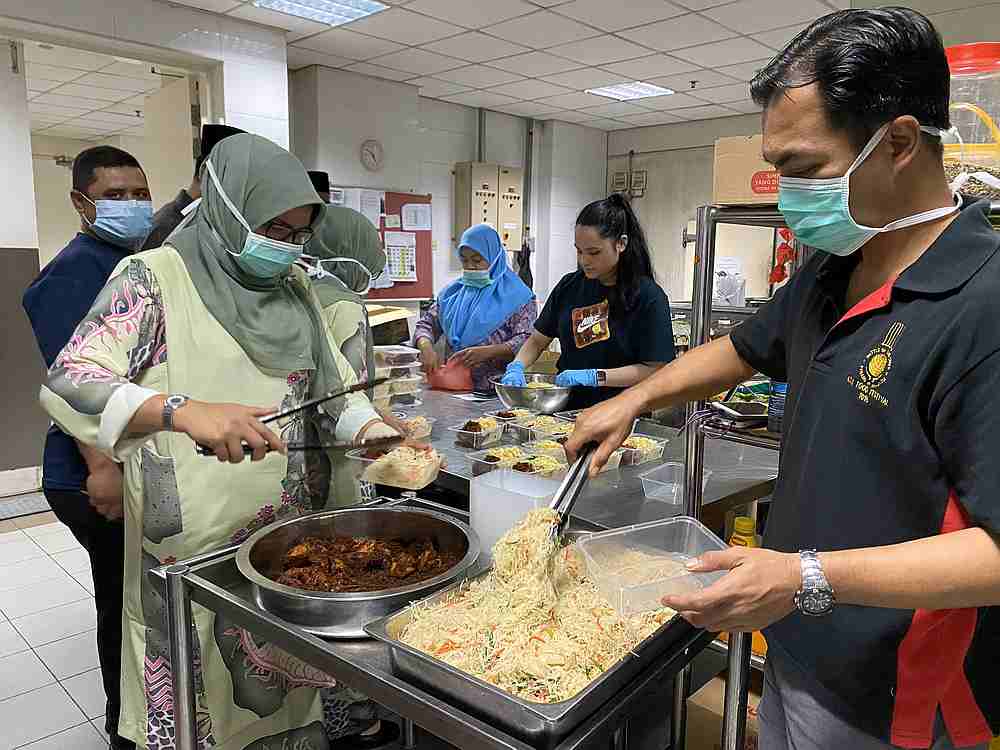 Raja Permaisuri Agong Tunku Azizah Aminah Maimunah Iskandariah taking charge in her kitchen. u00e2u20acu201d Picture via Twitter/@tengkuafzan1