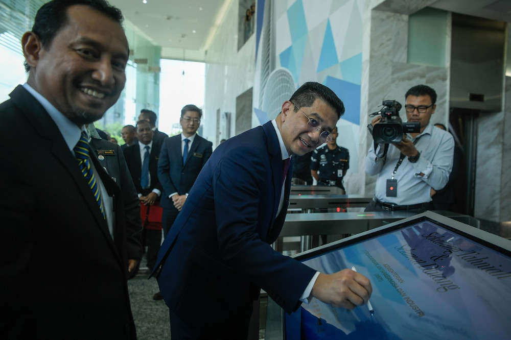 International Trade and Industry Ministry Senior Minister Datuk Seri Mohamed Azmin Ali signs a u00e2u20acu02dcWelcomeu00e2u20acu2122 plaque on his first day at the ministry in Kuala Lumpur, March 11, 2020. u00e2u20acu201d Bernama pic 