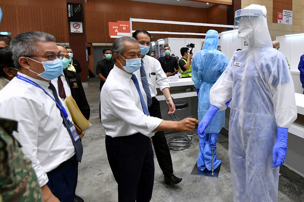 Tan Sri Muhyiddin Yassin today visited the Quarantine and Treatment Centre for low-risk Covid-19 patients at the Malaysia Agro Exposition Park Serdang (MAEPS) in Serdang March 30, 2020. u00e2u20acu201d Bernama pic