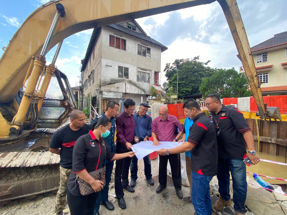 KL Mayor Datuk Nor Hisham Ahmad Dahlan (3rd right) surveys the area in Kampung Datuk Keramat March 8, 2020. u00e2u20acu201d Bernama pic  