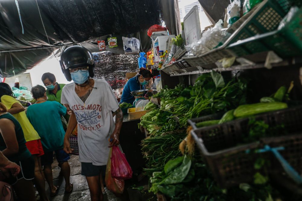Customers shop for vegetables at the Taman Selamat Wet Market in Bukit Mertajam March 25, 2020. u00e2u20acu201d Picture by Sayuti Zainudin 