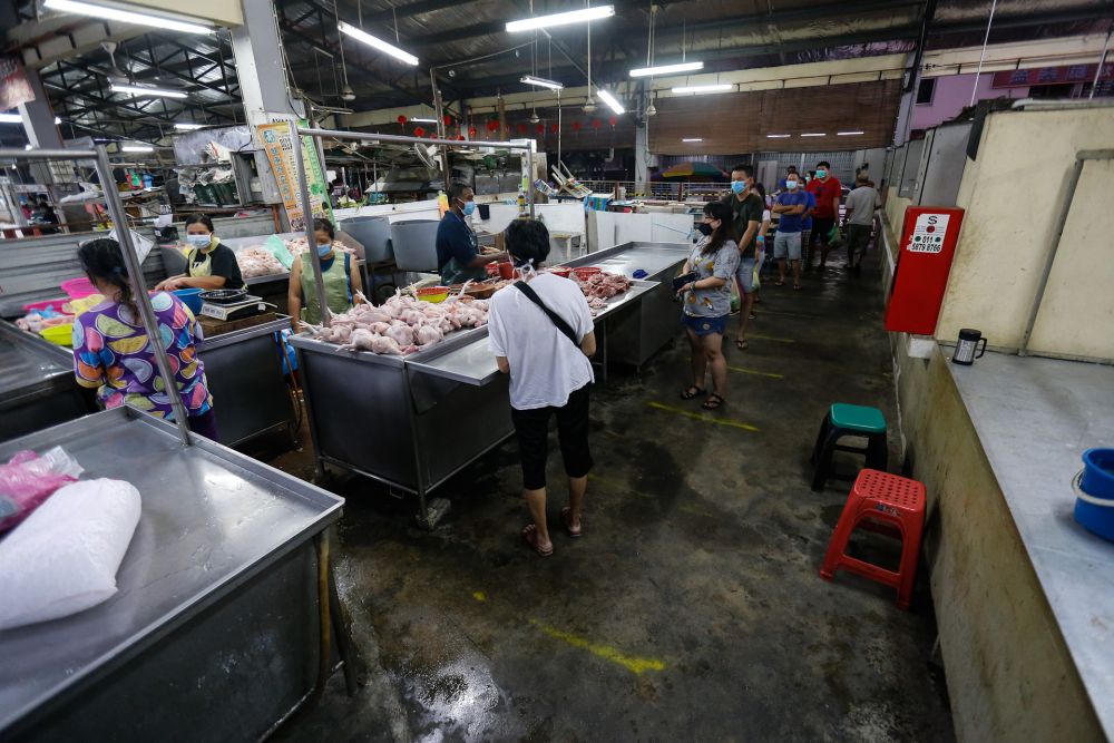 Customers observe social distancing at the Taman Selamat Wet Market in Bukit Mertajam March 25, 2020. u00e2u20acu201d Picture by Sayuti Zainudin