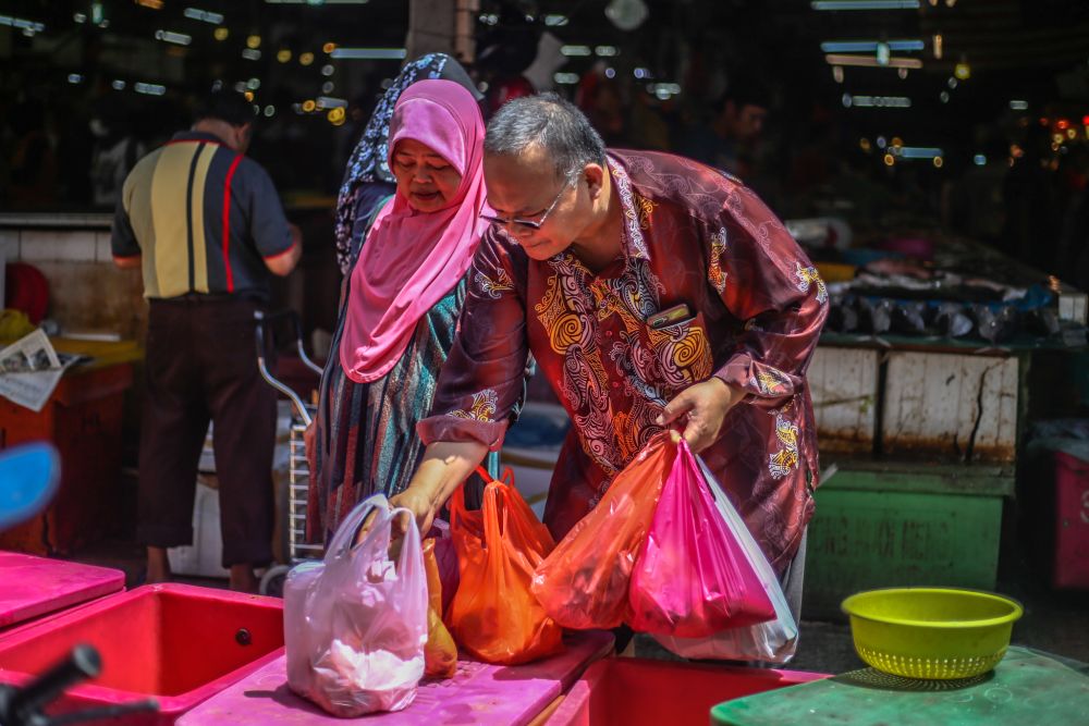 Shoppers throng Chow Kitu00e2u20acu2122s wet market in Kuala Lumpur March 17, 2020. u00e2u20acu201d Picture by Firdaus Latif