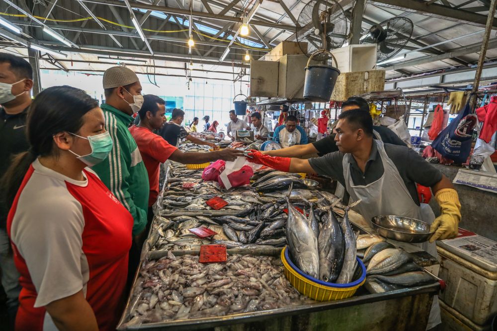 Shoppers throng Chow Kitu00e2u20acu2122s wet market in Kuala Lumpur March 17, 2020. u00e2u20acu201d Picture by Firdaus Latif