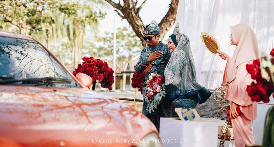 Bride Farreed Sahar and husband exchanging hand signals with guests in the car. u00e2u20acu201d Picture via Facebook/DinasBridal