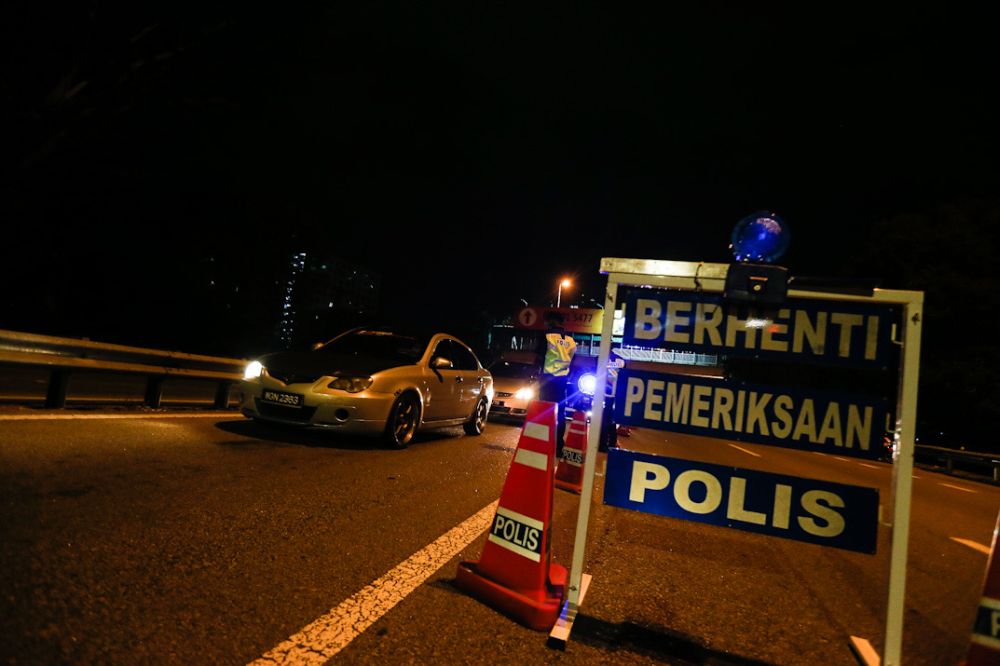Police personnel check vehicles during a roadblock in George Town March 19, 2020. u00e2u20acu201d Picture by Sayuti Zainudinnn