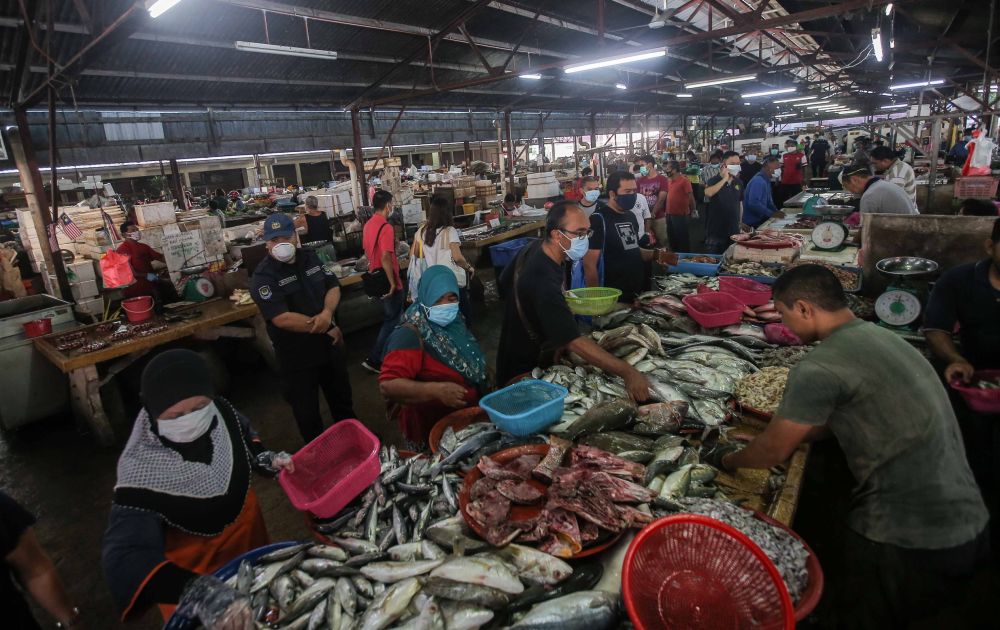 Customers observe social distancing guidelines as they shop for groceries at the Gunung Rapat wet market in Ipoh March 26, 2020. u00e2u20acu201d Picture by Farhan Najib
