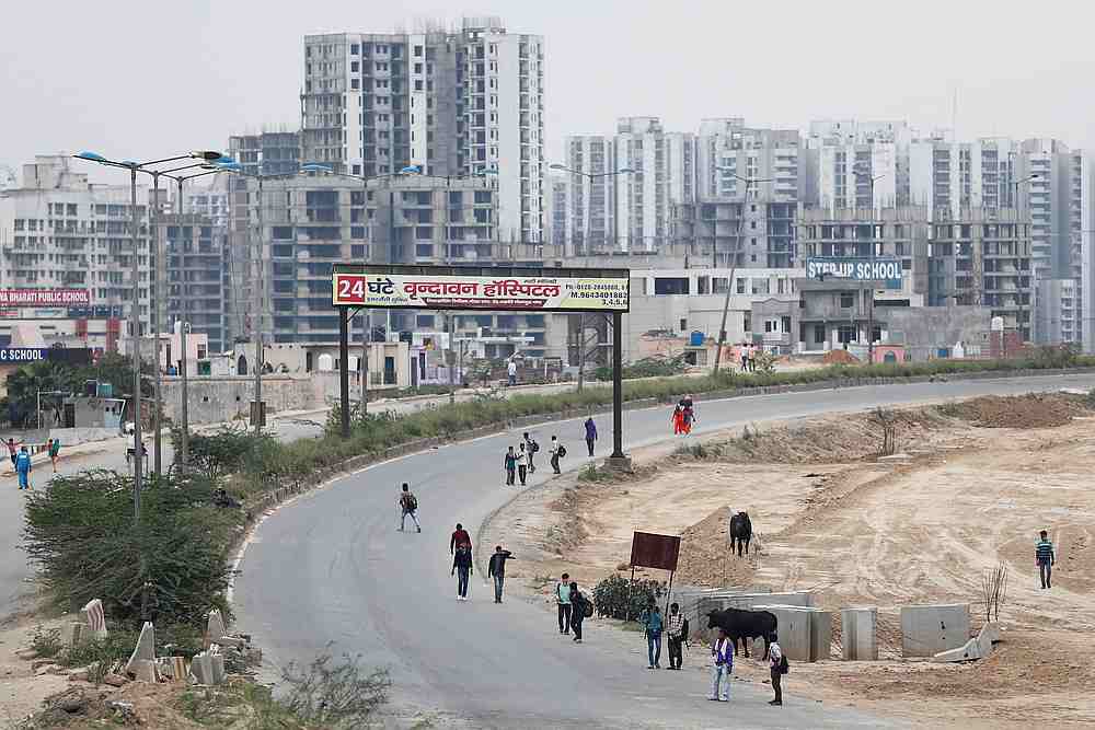Migrant workers walk on a highway with their families as they look out for a transport to return to their villages, in Ghaziabad, on the outskirts of New Delhi March 26, 2020. u00e2u20acu201d Reuters pic 