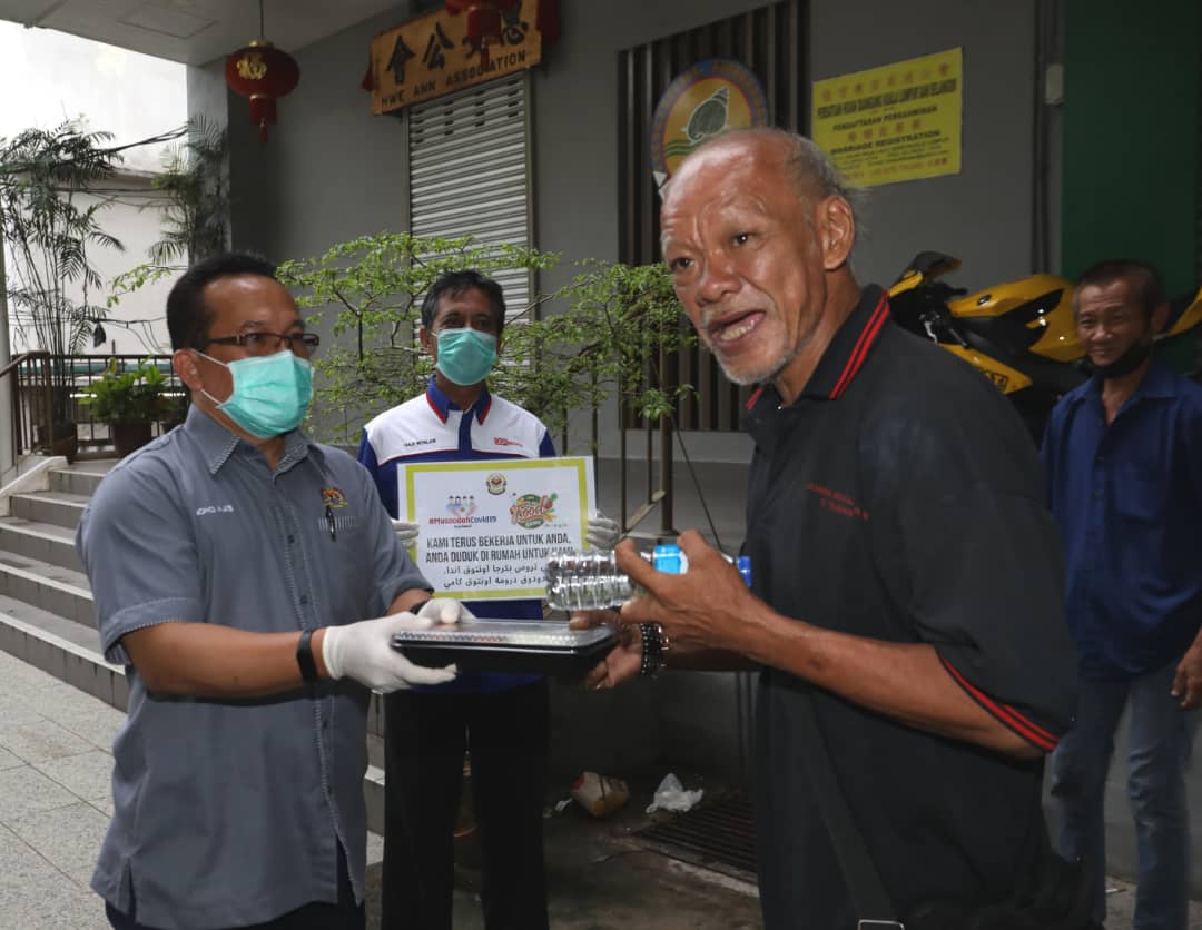 Jawi Foodbank distributes Ayamas food packs to the needy, regardless of race, in Chow Kit, Kuala Lumpur March 24, 2020. — Picture via Twitter