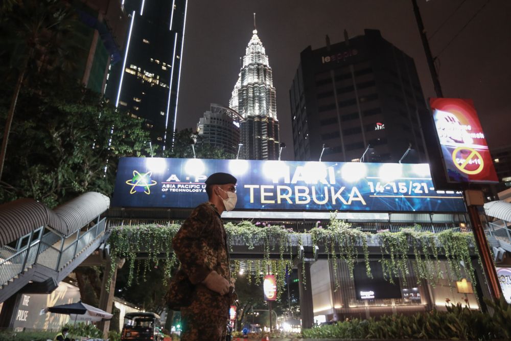 A Malaysian Armed Forces personnel is pictured at a roadblock on Jalan Ampang March 24, 2020. u00e2u20acu201d Picture by Ahmad Zamzahuri