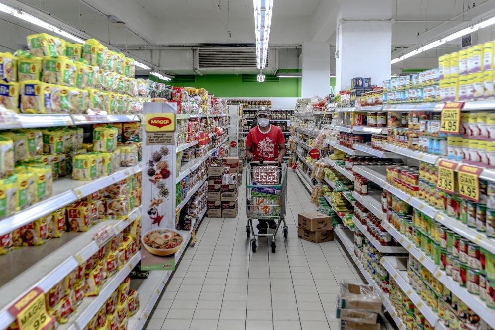 A man shops for groceries at a Giant hypermarket in Kuala Lumpur March 26, 2020. u00e2u20acu201d Picture by Firdaus Latif