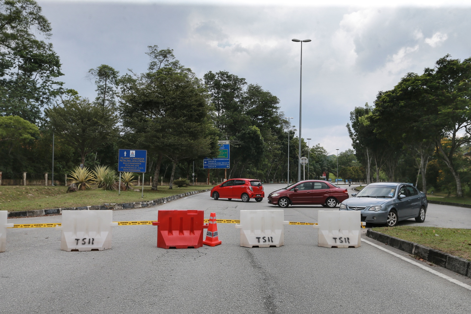 Vehicles make a U-turn after a road closure at Persiaran Mahogani in Kota Damanasara March 28, 2020. u00e2u20acu2022 Picture by Ahmad Zamzahuri