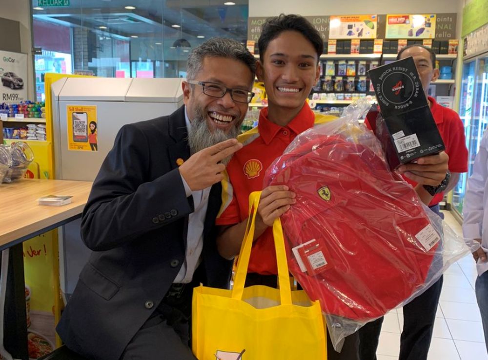 Amir who works part-time at a Shell petrol kiosk met Shell managing director Shairan Huzani Husain this morning after his video went viral yesterday. u00e2u20acu201d Picture from Twitter/@amirfufu