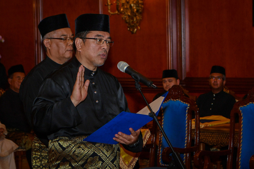 Lendu assemblyman Datuk Sulaiman Md Ali taking his oath of office as the 12th Melaka Chief Minister at Dewan Seri Utama, Yang Dipertua Negeri Melakau00e2u20acu2122s Office in Ayer Keroh March 9, 2020. u00e2u20acu201d Bernama pic