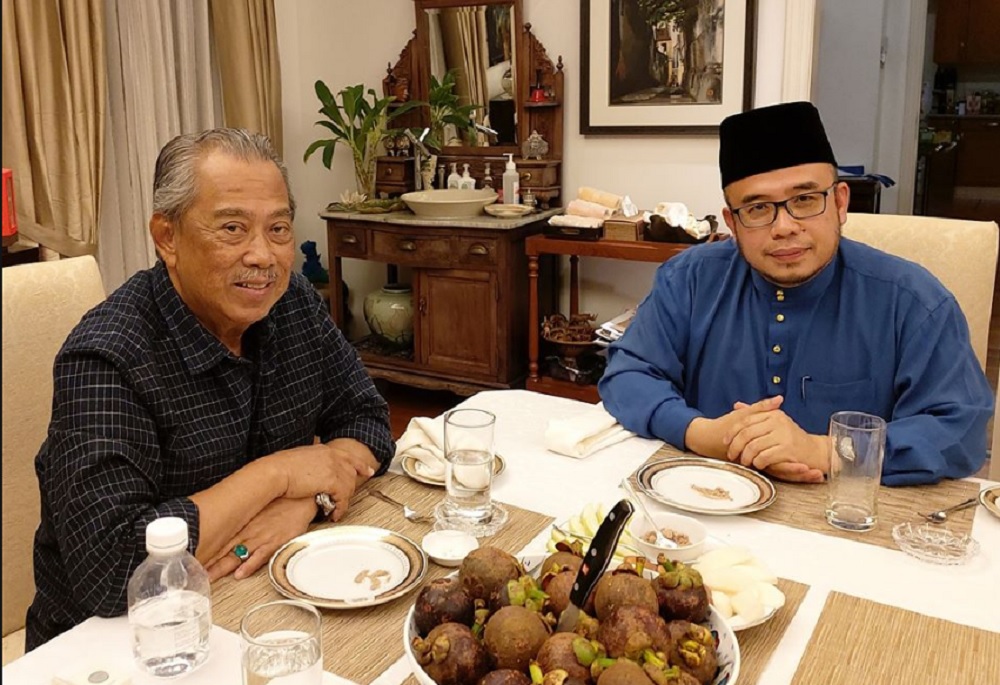 Tan Sri Muhyiddin Yassin and Datuk Mohd Asri Zainul Abidin pose for a picture during dinner at the formeru00e2u20acu2122s house. u00e2u20acu201d Picture via Facebook/DrMaza