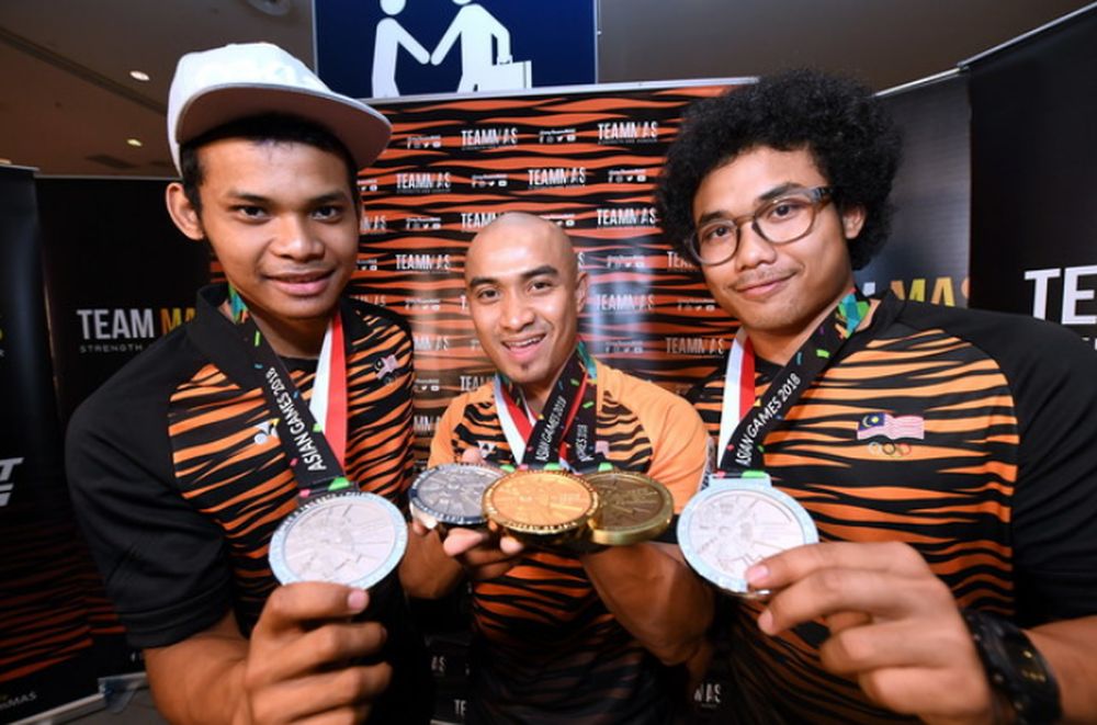 File picture shows National track cyclists led by Azizulhasni Awang (centre), Muhammad Shah Firdaus Sahrom (left) and Muhammad Fadhil Mohd Zonis with their medal won at the Jakarta Palembang Asian Games 2018, at KLIA2, Sept 1, 2018. u00e2u20acu201d Bernama pic