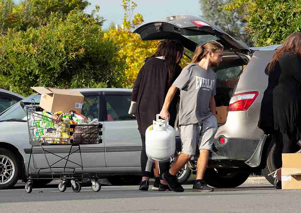 People take out products from their supermarket shopping cart and load them into their car outside Pak'nSave supermarket in Christchurch, New Zealand March 23, 2020. u00e2u20acu201d Reuters pic