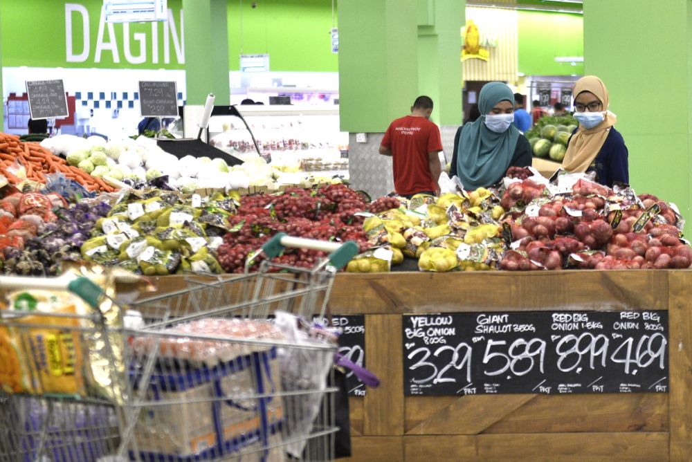 People shop for groceries at a Giant hypermarket in Shah Alam March 17, 2020. u00e2u20acu201d Picture by Meira Zulyana