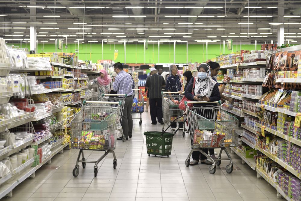 People shop for groceries at a Giant hypermarket in Shah Alam March 17, 2020. u00e2u20acu201d Picture by Meira Zulyana