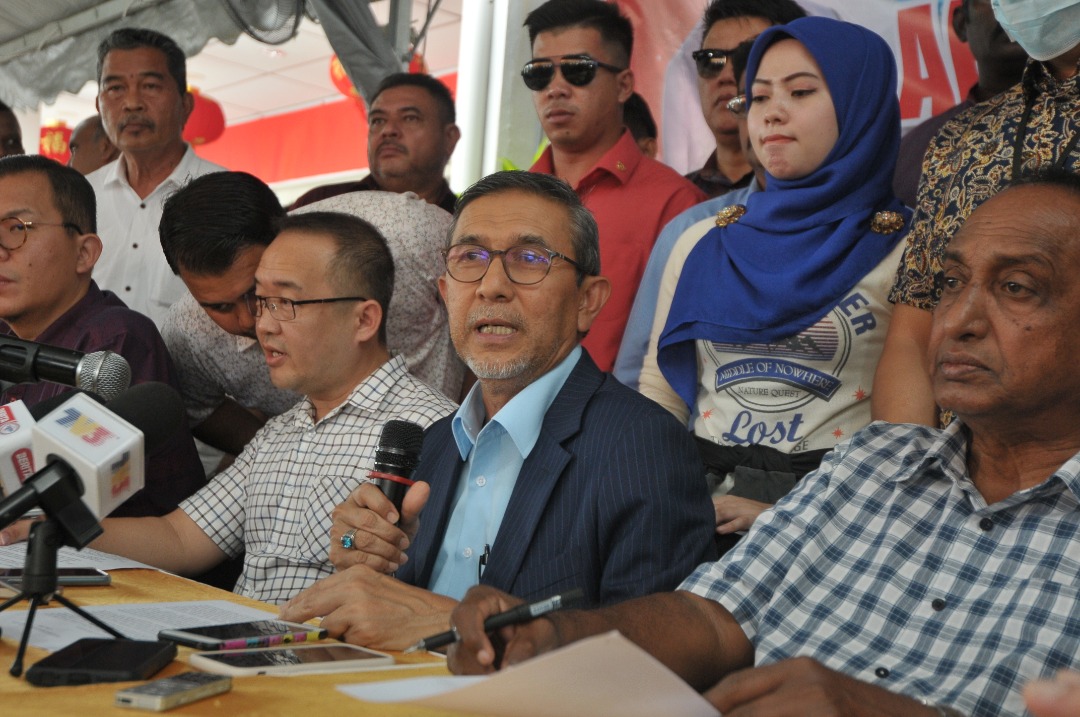 Former Batu Pahat PKR deputy chief Pek Hwee Seong (2nd left) and Batu Pahat MP Datuk Rashid Hasnon (centre) during a press conference in Batu Pahat March 12, 2020. u00e2u20acu201d Picture by Ben Tan