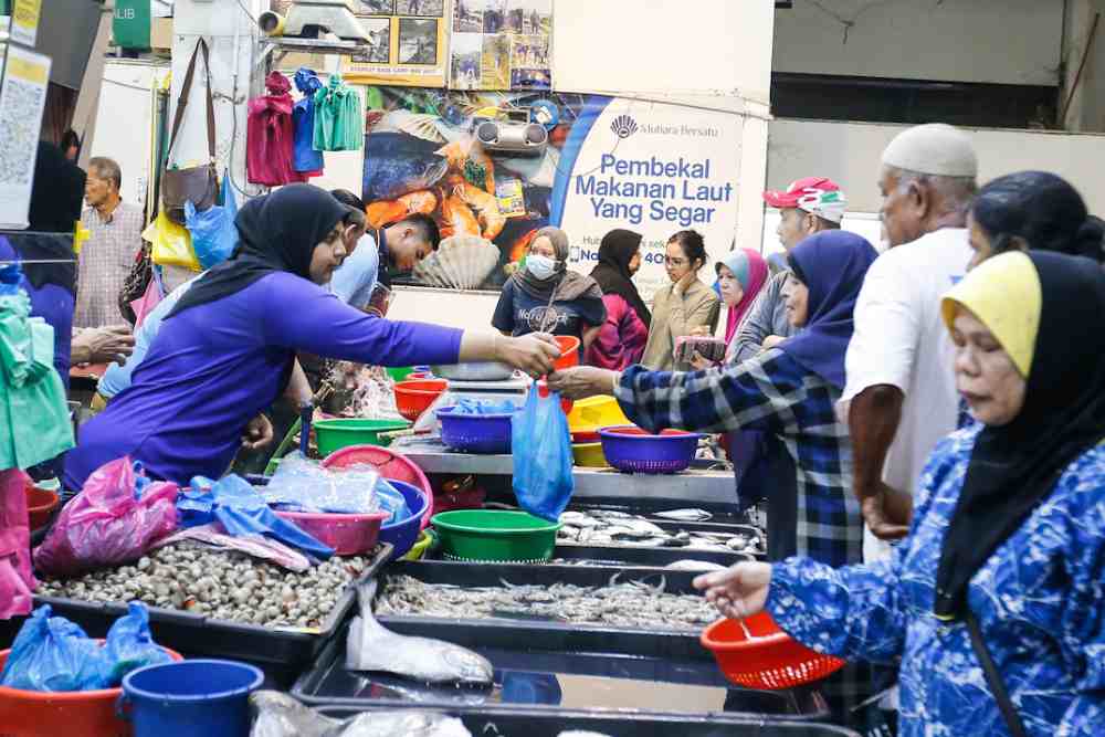 People are seen buying fresh produce at Taman Tun Sardon wet market in Gelugor March 17, 2020. u00e2u20acu2022 Picture by Sayuti Zainudin