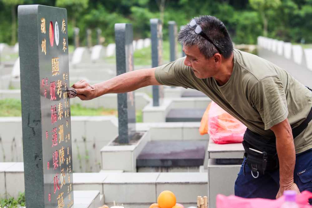 Malaysians have been asked to refrain from visiting cemeteries for tomb-sweeping tradition during the Qing Ming festival. u00e2u20acu2022 Picture by Choo Choy May